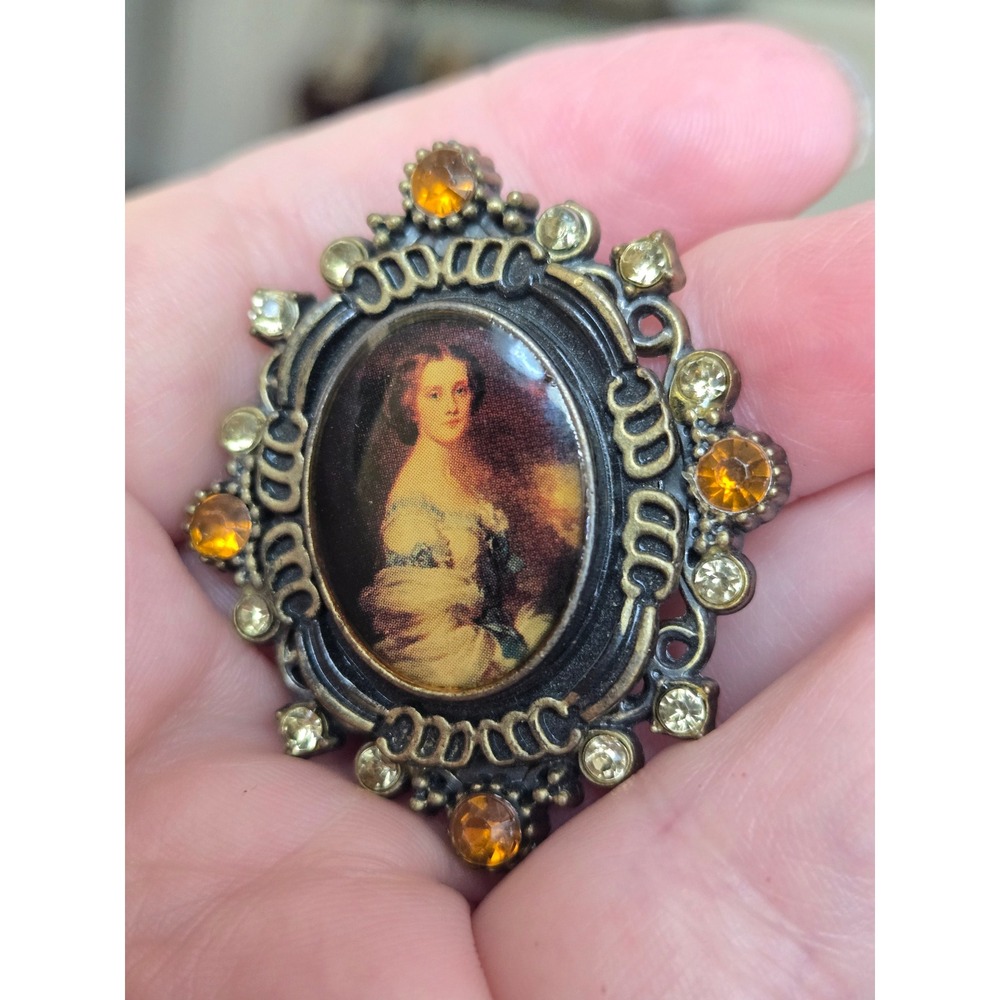 Cameo Style Brooch Pendant  Mélanie de Bussière Comtesse Edmond de Pourtales